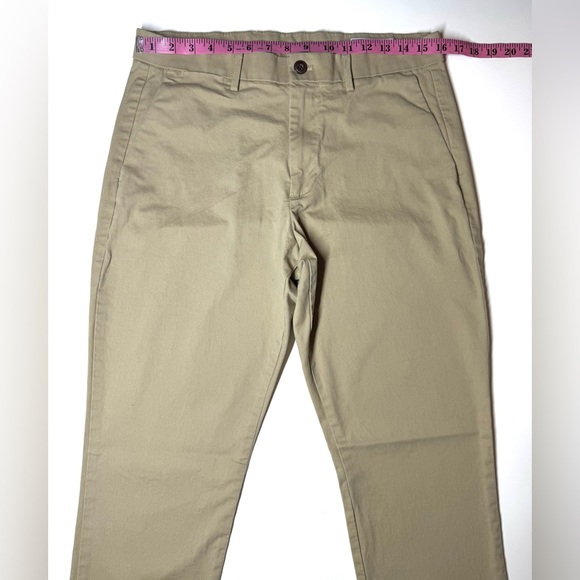 GAP Men's Athletic Taper Khaki Pants Size- 31 X 32 - Picture 4 of 8